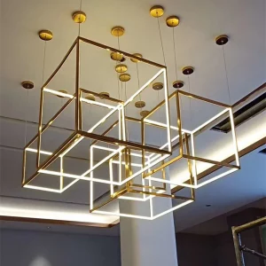 Suspension LED métal doré design moderne minimaliste cubes interloqués éclairage intérieur salon salle à manger lumière chaude économique élégant Suspension LED métal doré design moderne minimaliste cubes interloqués éclairage intérieur salon salle à manger lumière chaude économique élégant