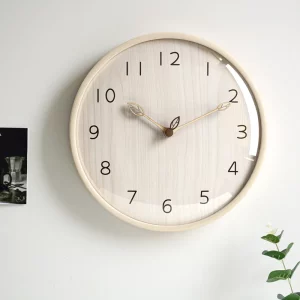 Horloge murale bois massif design moderne minimaliste aiguilles feuilles dorées style nordique salon chambre épuré élégance naturelle Horloge murale bois massif design moderne minimaliste aiguilles feuilles dorées style nordique salon chambre épuré élégance naturelle