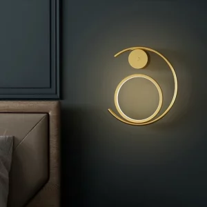 Applique murale LED en métal doré design moderne luminaire décoratif pour chambre à coucher couloir salon ou bureau éclairage doux et uniforme Applique murale LED en métal doré design moderne luminaire décoratif pour chambre à coucher couloir salon ou bureau éclairage doux et uniforme