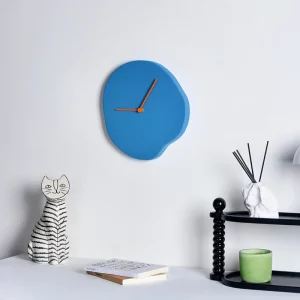 Horloge murale minimaliste nordique résine bleue aiguilles orange salon chambre décoration moderne élégante design asymétrique Horloge murale minimaliste nordique résine bleue aiguilles orange salon chambre décoration moderne élégante design asymétrique