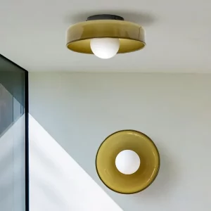 Plafonnier moderne en métal doré design minimaliste entrée salon chambre éclairage intérieur élégance lumière chaleureuse Plafonnier moderne en métal doré design minimaliste entrée salon chambre éclairage intérieur élégance lumière chaleureuse