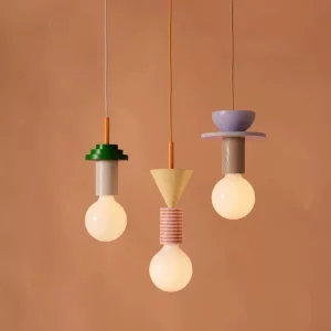Suspension LED design Memphis coloré matériaux métal et plastique style moderne éclairage ludique salon chambre enfant décor créatif