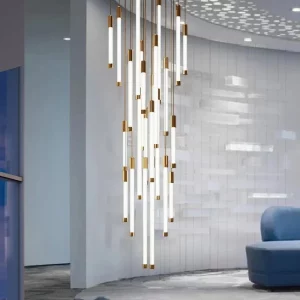 Plafonnier cascade LED moderne design luxueux intérieur contemporain lumière douce tubes blancs dorés éclairage élégant salle à manger salon
