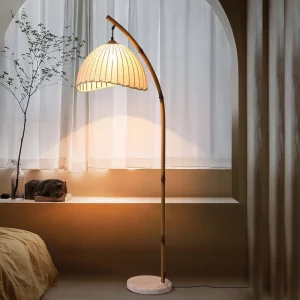 Lampadaire style rustique bambou  décoration nordique moderne  lumière chaleureuse  chambre salon bureau  design Zen  abat-jour tissu  support métal  base marbre  éclairage diffus