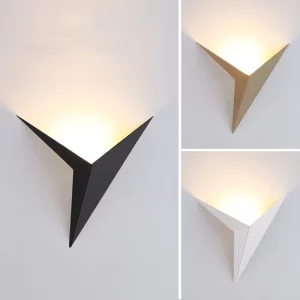 Applique murale LED moderne minimaliste en métal forme triangulaire éclairage doux style nordique décoration intérieure salon chambre bureau économique élégant Applique murale LED moderne minimaliste en métal forme triangulaire éclairage doux style nordique décoration intérieure salon chambre bureau économique élégant