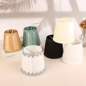 Abat-jour tissu plissé métal style classique design nordique élégant pour décoration maison salon chambre bureau lumière rétro chaleureuse Abat-jour tissu plissé métal style classique design nordique élégant pour décoration maison salon chambre bureau lumière rétro chaleureuse
