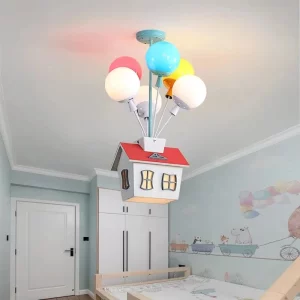 Plafonnier LED en bois design kawaii chambre enfant luminaire suspendu maison en rondins ballons colorés éclairage chaleureux économique Plafonnier LED en bois design kawaii chambre enfant luminaire suspendu maison en rondins ballons colorés éclairage chaleureux économique