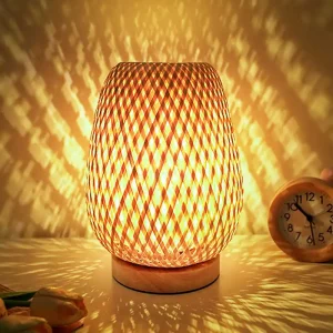 Lampe à poser en bois et bambou style scandinave éclairage chaleureux pour chambre salon décoration naturelle lumière diffuse ambiance relaxante Lampe à poser en bois et bambou style scandinave éclairage chaleureux pour chambre salon décoration naturelle lumière diffuse ambiance relaxante