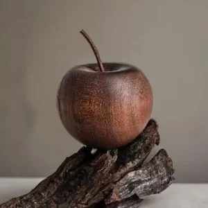 Sculpture en bois naturelle pomme minimaliste  décor intérieur rustique  pièce unique artisanale pour salon chambre bureau