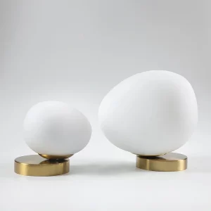 Lampe de table moderne design minimaliste en verre et métal doré ambiance chaleureuse chambre salon bureau lumière douce élégante Lampe de table moderne design minimaliste en verre et métal doré ambiance chaleureuse chambre salon bureau lumière douce élégante