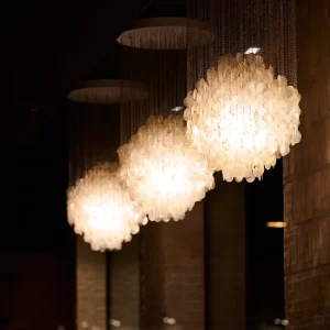 Suspension en nacre coquillage design danois luminaire unique salon salle à manger Villa escalier lumière diffuse chaleureuse élégance naturelle Suspension en nacre coquillage design danois luminaire unique salon salle à manger Villa escalier lumière diffuse chaleureuse élégance naturelle