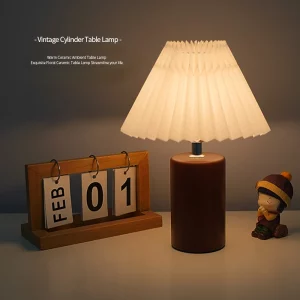 Lampe de table en tissu vintage base en bois alimentée par USB LED design élégant chambre salon bureau lumière douce éclairage chaleureux économie d’énergie décoration intérieure Lampe de table en tissu vintage base en bois alimentée par USB LED design élégant chambre salon bureau lumière douce éclairage chaleureux économie d’énergie décoration intérieure