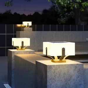 Lampe murale LED moderne design épuré extérieur élégance dorée lumière douce économie d’énergie jardin terrasse éclairage solaire