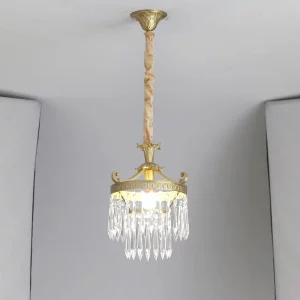 Suspension en métal doré avec pampilles en cristal luminaire classique salon chambre décoration intérieure élégante Suspension en métal doré avec pampilles en cristal luminaire classique salon chambre décoration intérieure élégante