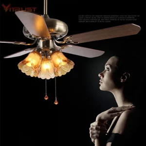 Plafonnier bois vintage ventilateur intégré design classique lumière chaleureuse salle à manger salon idée déco élégance naturelle économie énergie