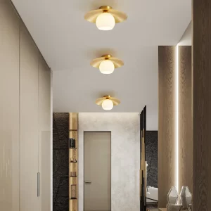 Plafonnier moderne design circulaire doré verre blanc lumière douce salon chambre entrée couloir décoration intérieure épurée élégante