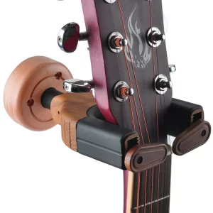 Support de guitare mural en bois naturel design simple fonctionnel salle de musique studio décoration instrument protection verrouillage automatique fixation sécurisée