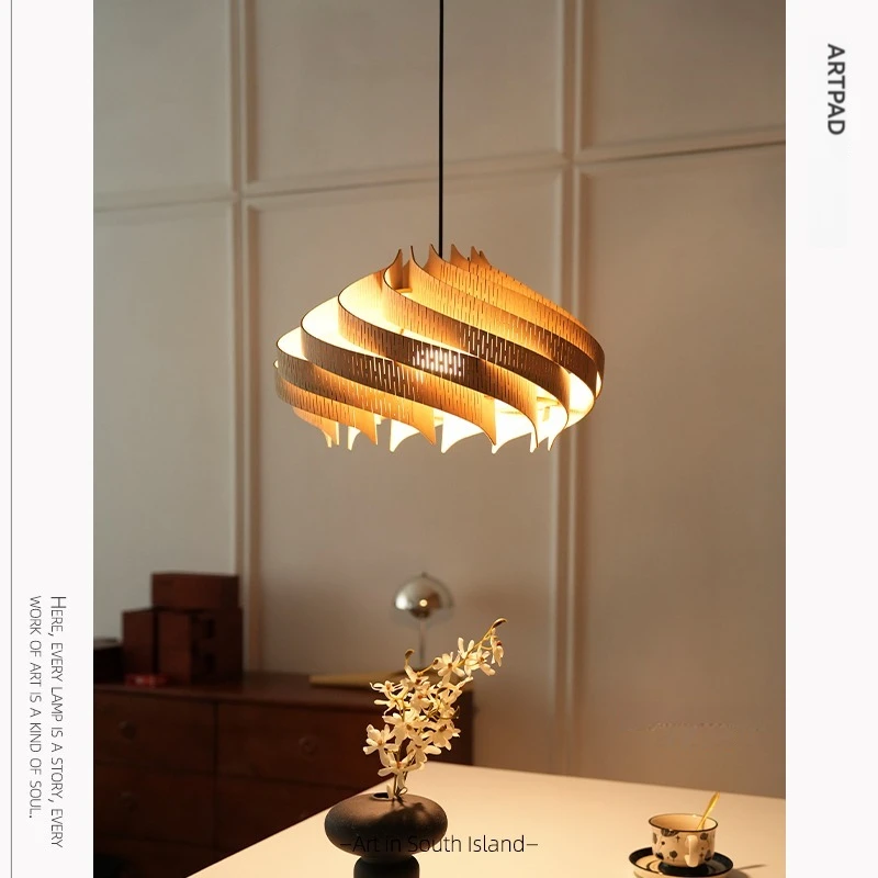 Lampe suspendue bois naturel design scandinave nordique moderne éclairage chaleureux économie d’énergie luminaire sculptural salon chambre