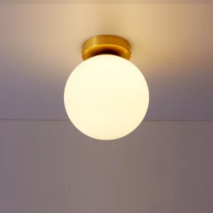 Plafonnier LED verre opalin métal doré design moderne minimaliste éclairage intérieur chambre salon couloir élégance discrète lumière uniforme Plafonnier LED verre opalin métal doré design moderne minimaliste éclairage intérieur chambre salon couloir élégance discrète lumière uniforme