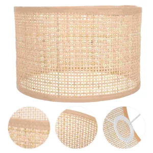Plafonnier en rotin tressé design scandinave nordique minimaliste éclairage chaleureux décoration intérieure bois naturel salon chambre lumière diffuse élégante