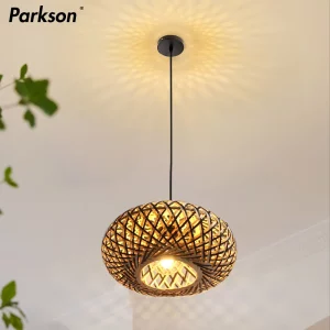 Lampe suspendue en rotin tressé design naturel bohème luminaire déco pour intérieurs chaleureux salon chambre restaurant salle d’exposition Lampe suspendue en rotin tressé design naturel bohème luminaire déco pour intérieurs chaleureux salon chambre restaurant salle d’exposition