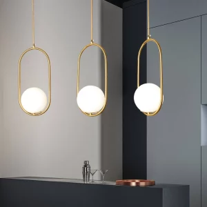 Suspension lumineuse verre dépoli métal doré design moderne minimaliste éclairage intérieur cuisine salle à manger ambiance élégante lumière douce Suspension lumineuse verre dépoli métal doré design moderne minimaliste éclairage intérieur cuisine salle à manger ambiance élégante lumière douce