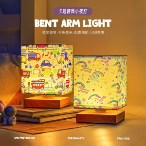Lampe de table enfant en bois abat-jour tissu multicolore chambre crèche fille garçon éclairage doux USB alimentation design enfantin sécuritaire Lampe de table enfant en bois abat-jour tissu multicolore chambre crèche fille garçon éclairage doux USB alimentation design enfantin sécuritaire
