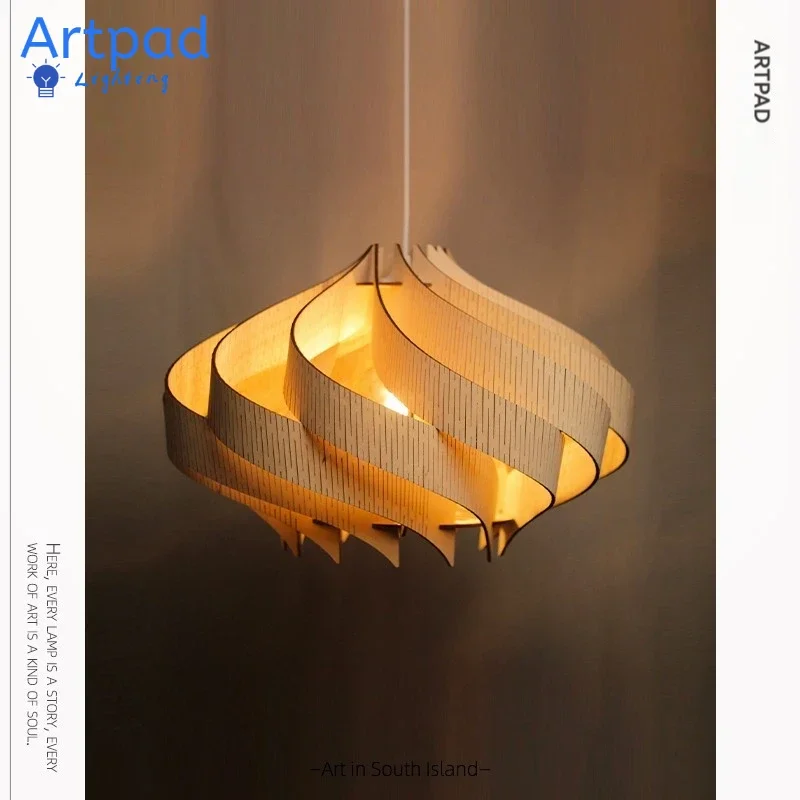 Lampe suspendue bois naturel design scandinave nordique moderne éclairage chaleureux économie d’énergie luminaire sculptural salon chambre