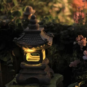 Lanterne japonaise Zen style pagode résine lumières extérieures jardin solaires paysage décoratif ambiance calme élégance naturelle durabilité
