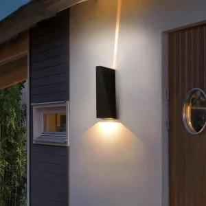 Applique murale moderne design épuré LED extérieur éclairage façade entrée matériaux métal finition noire lumière douce économique élégant