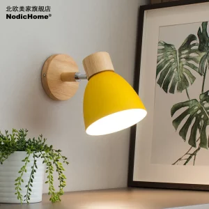Applique murale nordique en bois chêne avec abat-jour métal jaune  éclairage moderne  design scandinave  chambre à coucher  salon  lumière chaleureuse  économique  élégant