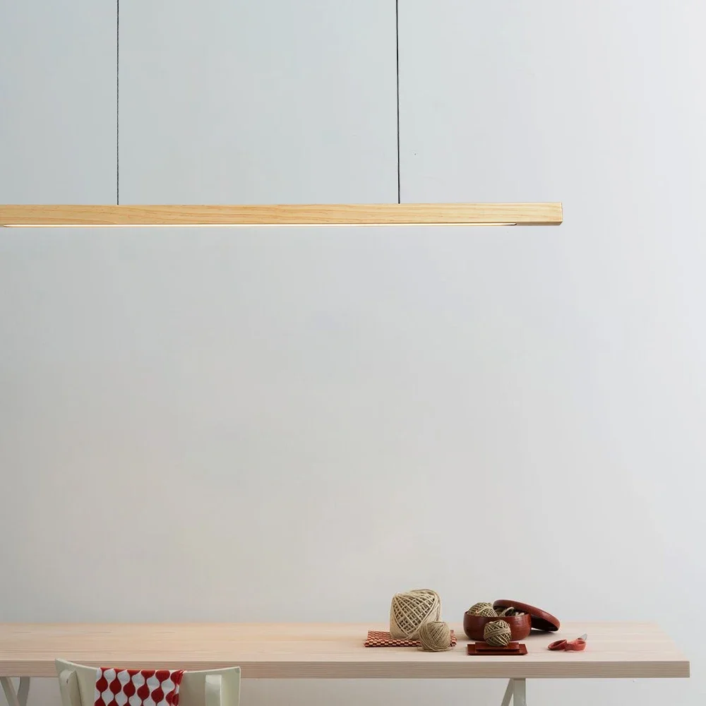 Suspension bois naturel design minimaliste éclairage moderne salon salle à manger épuré lumière chaleureuse économies d’énergie