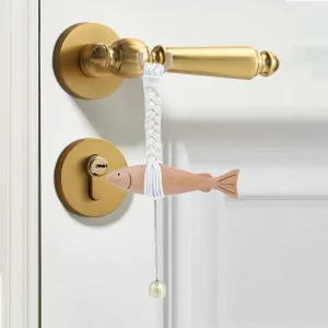 Poignée de porte en métal doré avec poisson en bois suspendu décoration murale artisanale rustique pour chambre ou salle de jeux Poignée de porte en métal doré avec poisson en bois suspendu décoration murale artisanale rustique pour chambre ou salle de jeux