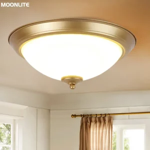 Plafonnier classique en métal doré verre opale éclairage intérieur design moderne salle à manger salon chambre ambiance chaleureuse élégant lumière douce