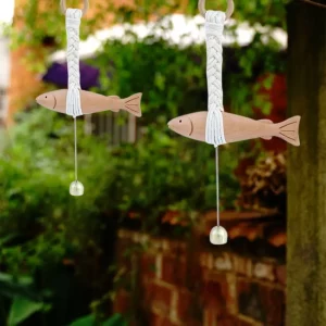 Suspension en bois sculptée en forme de poisson décorative rustique idéale pour terrasse jardin décoration extérieure naturelle et fantaisie Suspension en bois sculptée en forme de poisson décorative rustique idéale pour terrasse jardin décoration extérieure naturelle et fantaisie