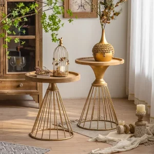 Tables basses rondes en bois naturel et métal doré design vintage rustique salon décoration meubles décoratifs élégance naturelle style éclectique Tables basses rondes en bois naturel et métal doré design vintage rustique salon décoration meubles décoratifs élégance naturelle style éclectique