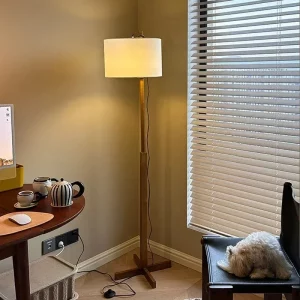 Lampadaire en bois massif design nordique minimaliste Wabi-sabi éclairage chaleureux salon chambre lumière réglable naturelle élégance durable Lampadaire en bois massif design nordique minimaliste Wabi-sabi éclairage chaleureux salon chambre lumière réglable naturelle élégance durable