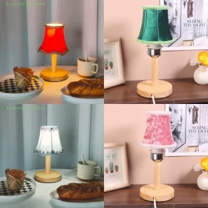 Lampe de table en bois et tissu design artisanal vintage couleurs multiples ambiance chaleureuse décoration intérieure moderne élégante Lampe de table en bois et tissu design artisanal vintage couleurs multiples ambiance chaleureuse décoration intérieure moderne élégante