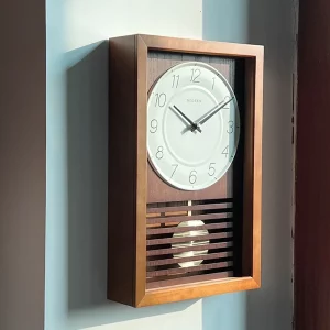 Horloge murale bois naturel design vintage moderne salon chambre décoration art créative pendule rectangulaire balançoire visible élégance intemporelle Horloge murale bois naturel design vintage moderne salon chambre décoration art créative pendule rectangulaire balançoire visible élégance intemporelle