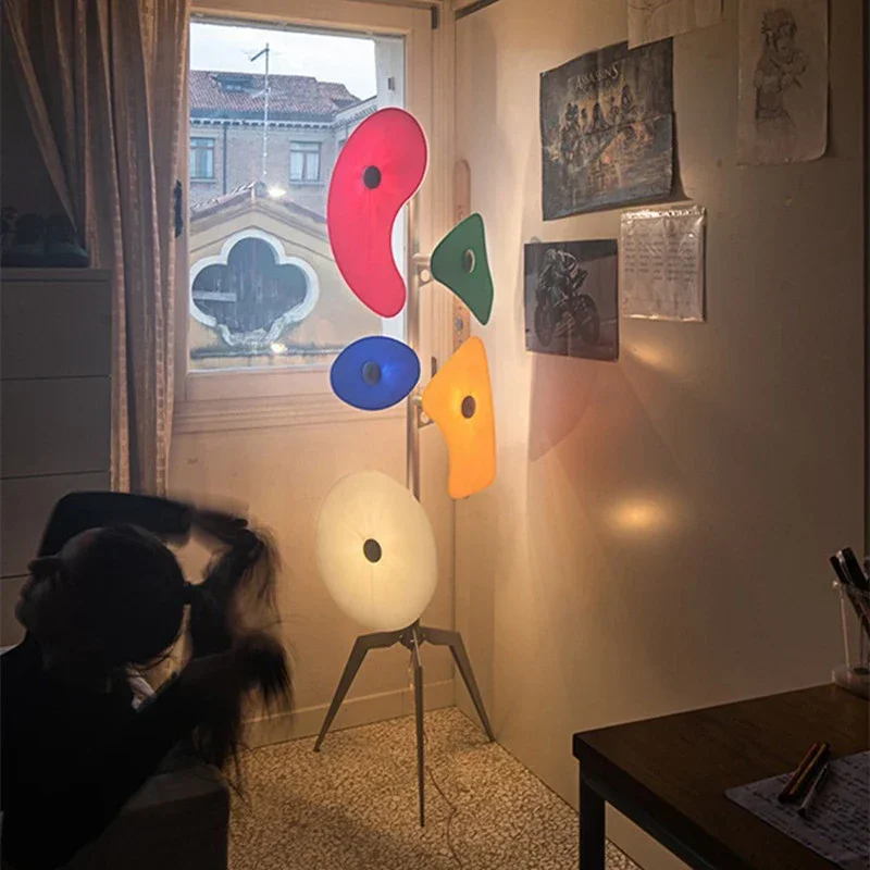 Lampadaire scandinave créatif LED design moderne avec 5 abat-jour colorés pour salon chambre éclairage artistique et chaleureux