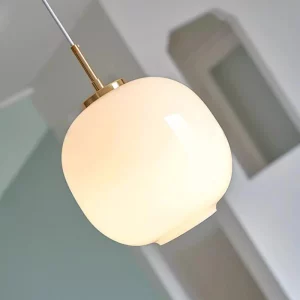 Lampe suspendue moderne design scandinave verre blanc doré éclairage intérieur salon chambre cuisine étude ambiance chaleureuse élégante