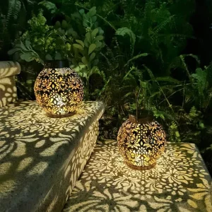 Lanterne solaire LED en métal ajouré design vintage oriental décoration artistique extérieur jardin terrasse éclairage nocturne économique élégant
