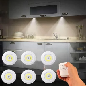 Luminaires LED sans fil à intensité variable avec télécommande fonctionnant à piles design moderne et minimaliste pour éclairage sous armoire cuisine ou placard Luminaires LED sans fil à intensité variable avec télécommande fonctionnant à piles design moderne et minimaliste pour éclairage sous armoire cuisine ou placard